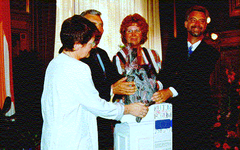 Skulptur Miteinander als Ehrenpreis des KulturForum Europa an Professor Dr. Helmut Zilk, Brgermeister von Wien berreicht von Prof. Dr. Rita Sssmuth, im August 1994 in Wien.
